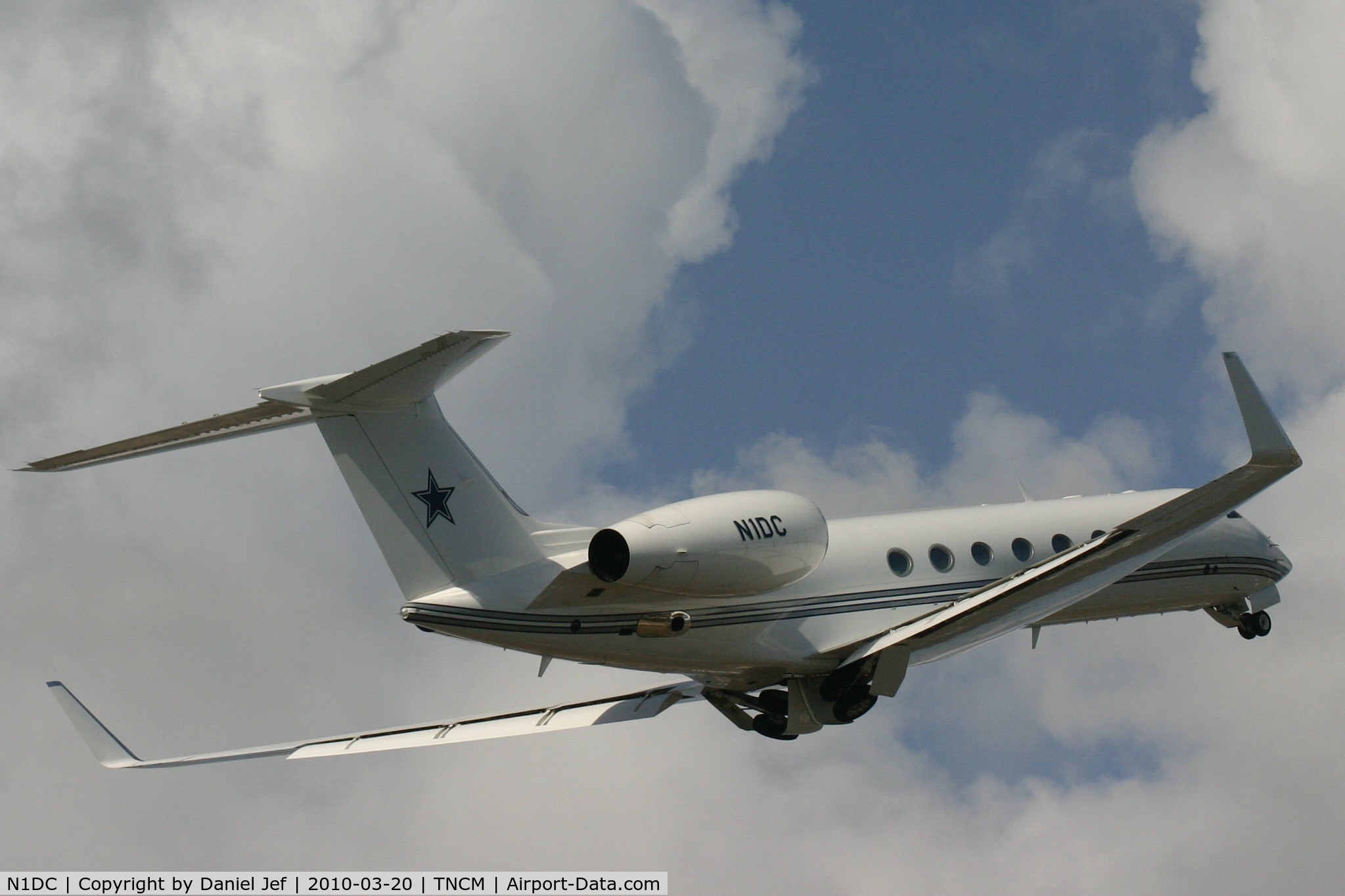 N1DC, 2001 Gulfstream Aerospace G-V C/N 651, N1DC departing TNCM