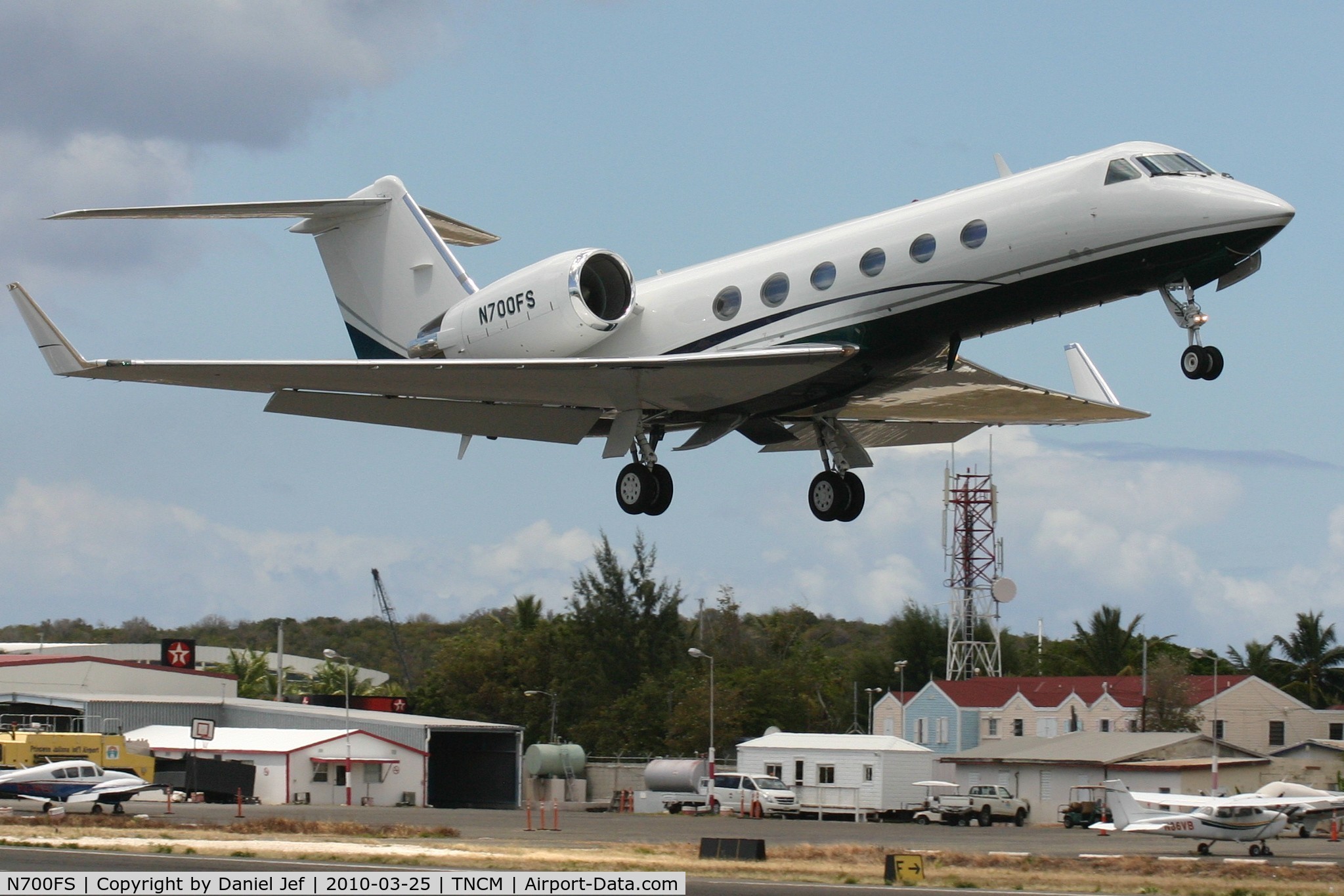 N700FS, 1999 Gulfstream Aerospace G-IV C/N 1400, N700FS departing TNCM