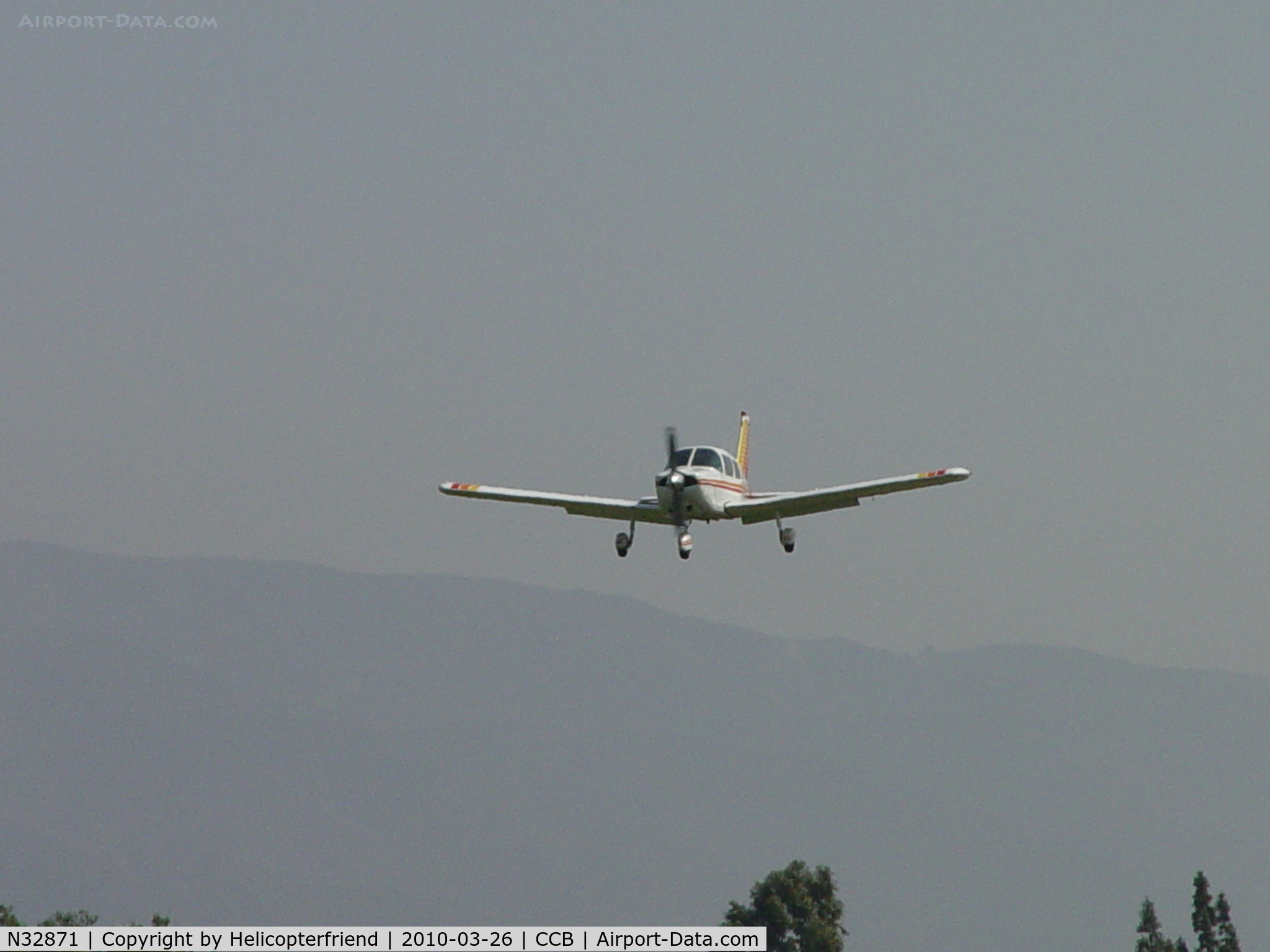N32871, 1974 Piper PA-28-235 Cherokee C/N 28-7510032, On final to Cable
