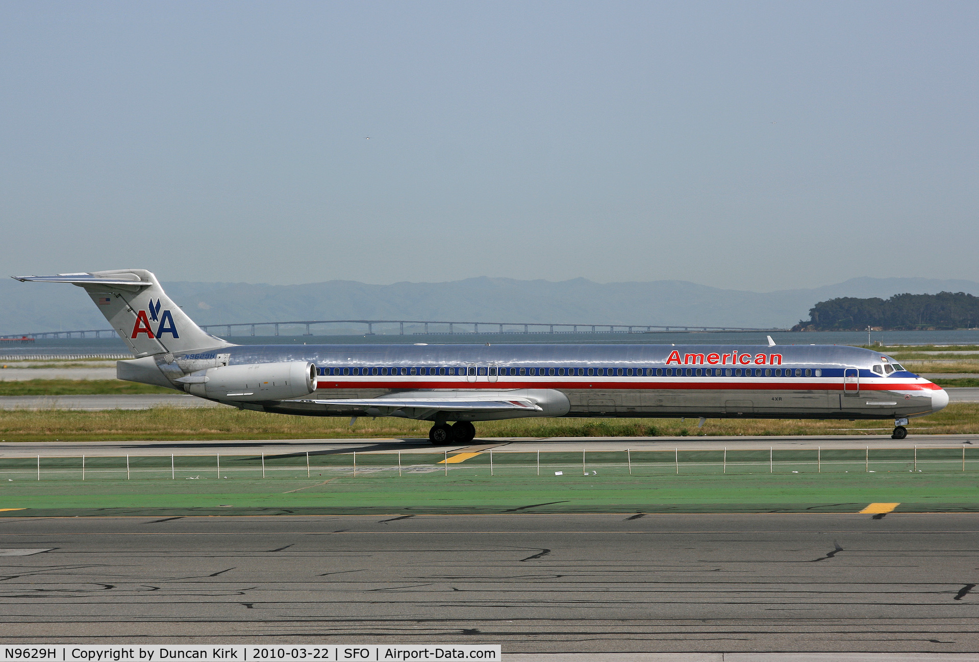 N9629H, 1998 McDonnell Douglas MD-83 (DC-9-83) C/N 53599, Always a difficult scheme to photograph