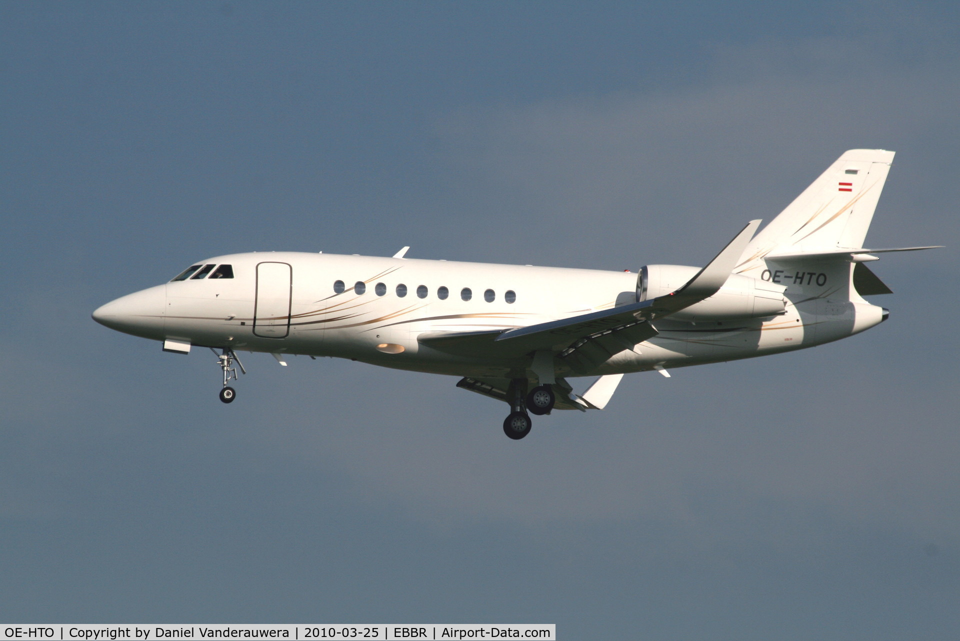 OE-HTO, 2009 Dassault Falcon 2000EX C/N 199, Arrival to RWY 25L