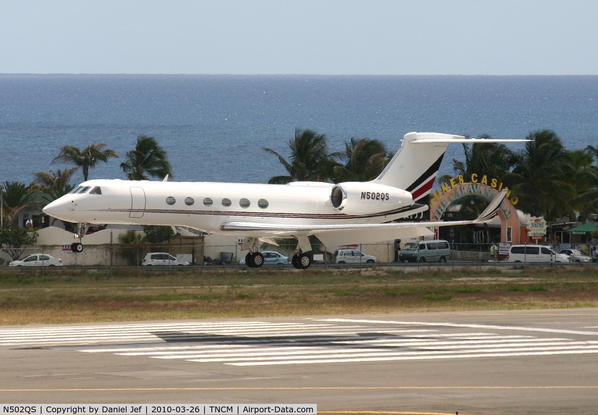 N502QS, 2000 Gulfstream Aerospace G-V C/N 601, N502QS over the lines at the tresh hold runway 10 at TNCM