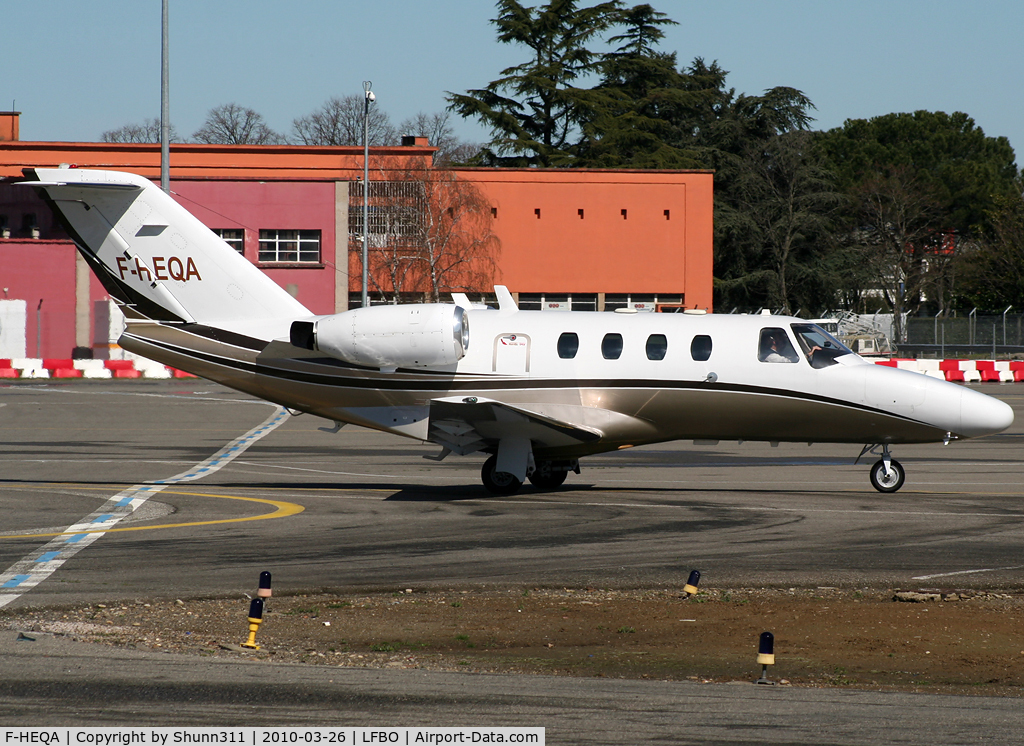 F-HEQA, 1993 Cessna 525 CitationJet CJ1+ C/N 525-0024, Taxiing on his parking...