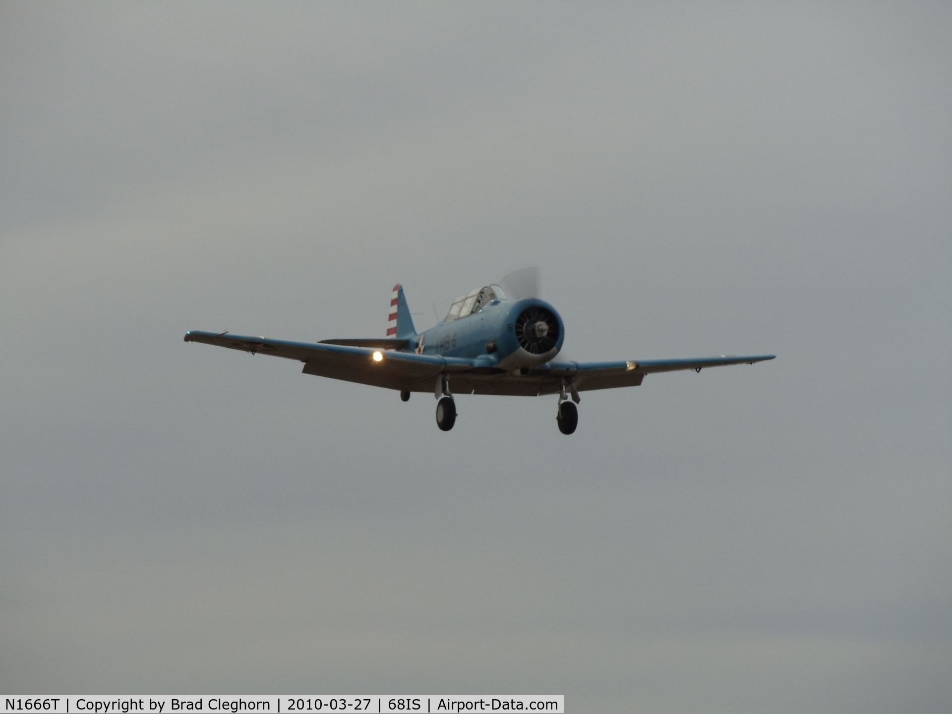 N1666T, North American SNJ-5B Texan C/N 43725, Short final Rwy 09