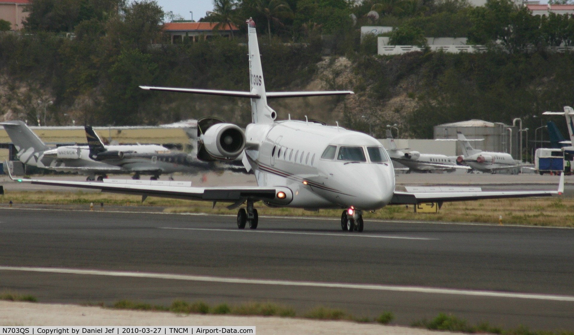 N703QS, 2002 Israel Aircraft Industries Gulfstream 200 C/N 060, N703QS makinb use of ther stopping power at TNCM