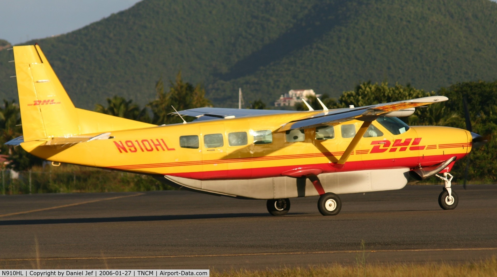 N910HL, 2004 Cessna 208B Grand Caravan C/N 208B1080, DHL N910HL departing TNCM runway 10