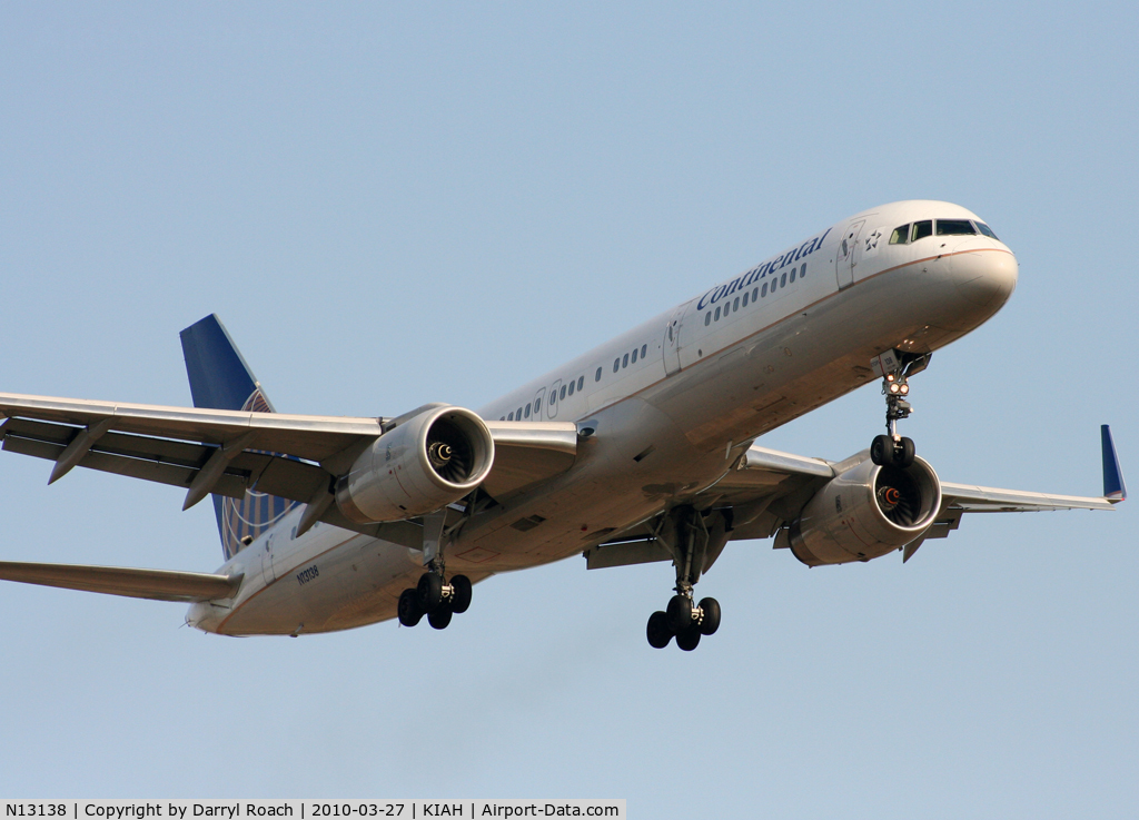 N13138, 1999 Boeing 757-224 C/N 30351, B752 short final 27.