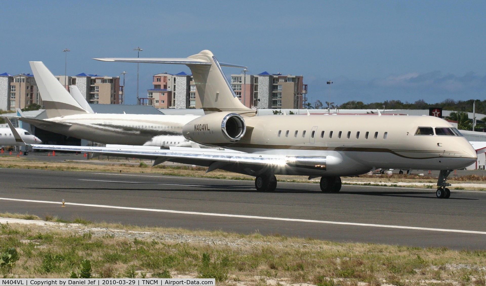 N404VL, 2001 Bombardier BD-700-1A11 Global Express C/N 9085, N404VL just landed at TNCM and rolling out to a stop