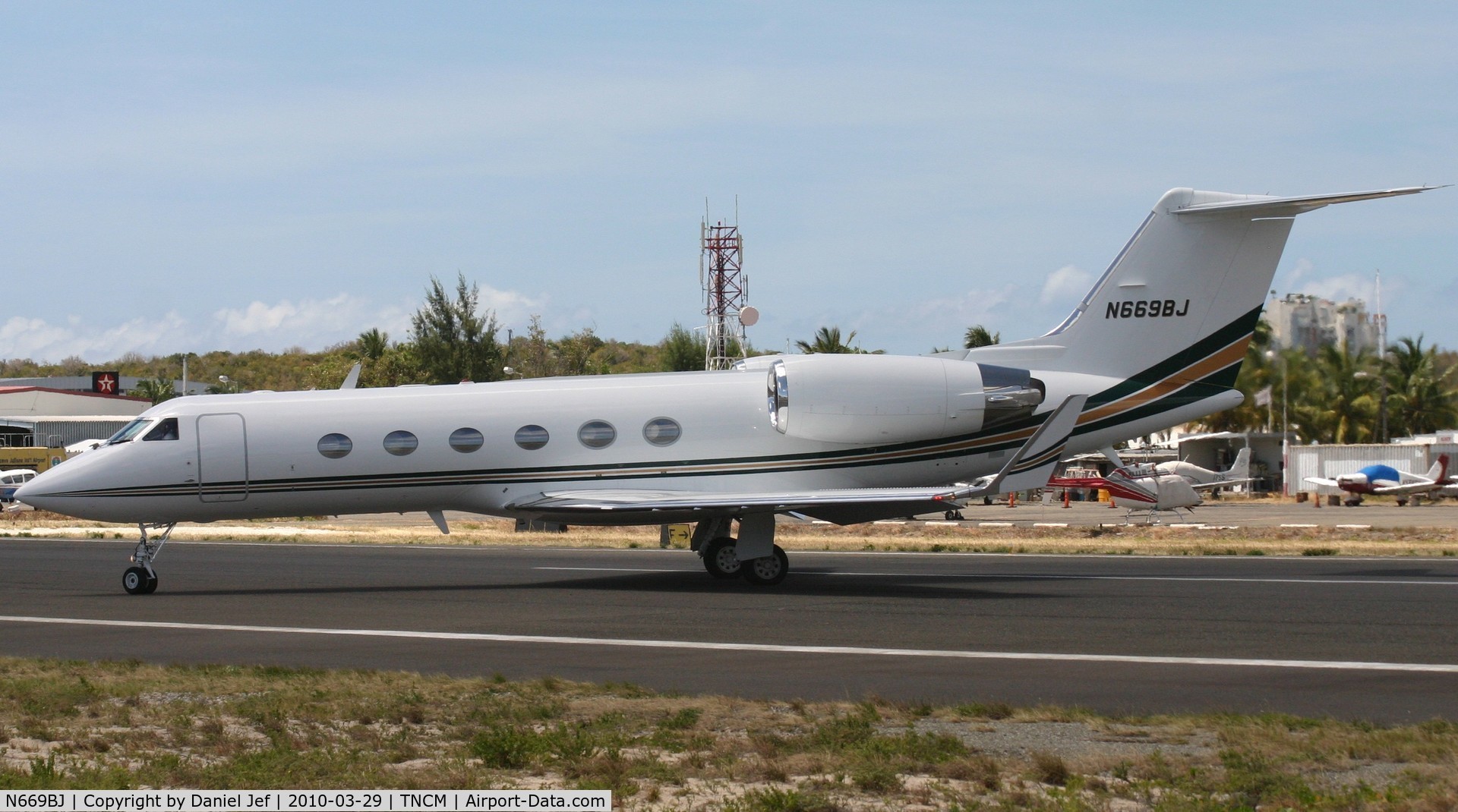 N669BJ, 2000 Gulfstream Aerospace G-IV C/N 1397, N669BJ back tracking the active runway for parking at TNCM