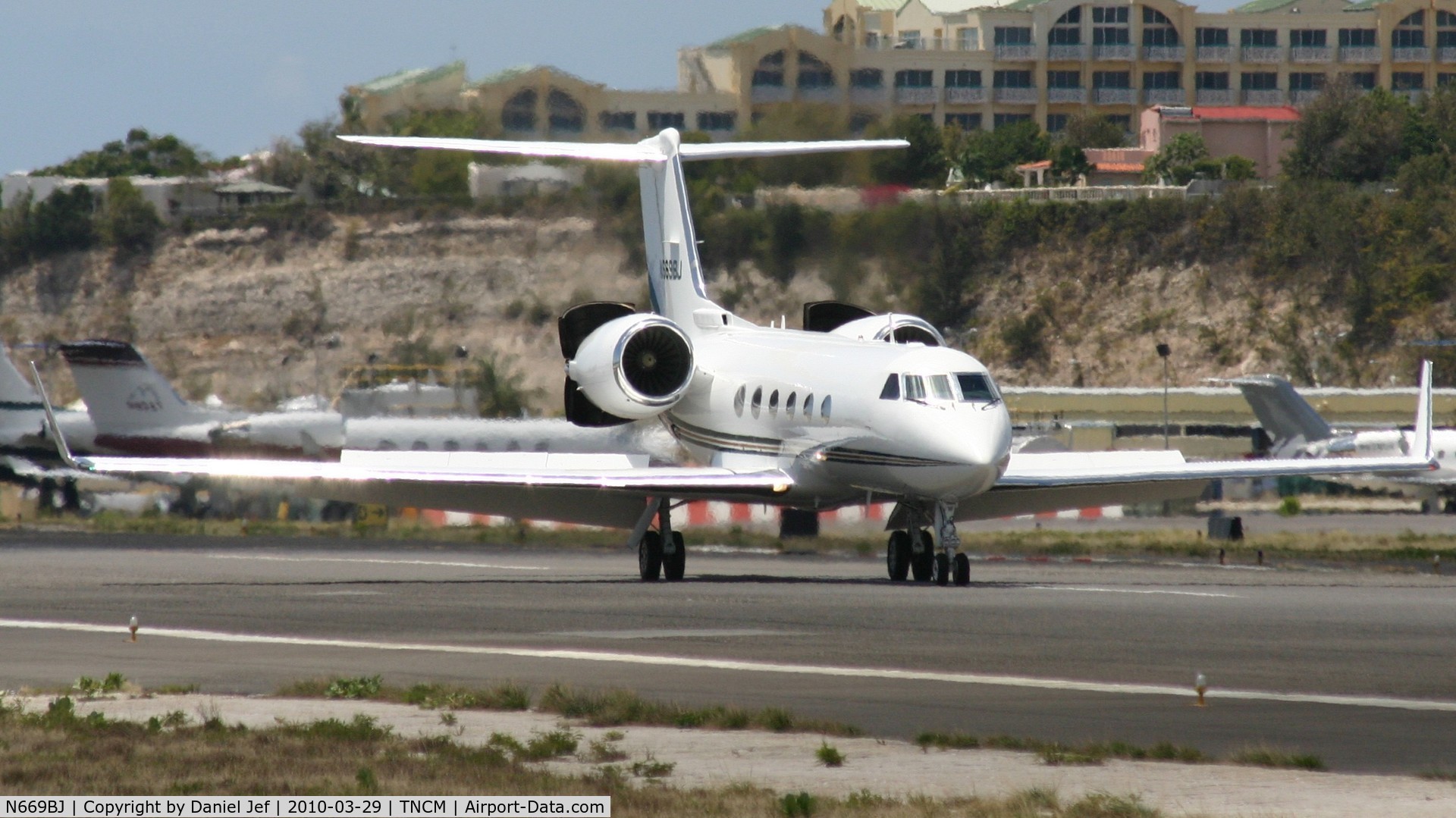 N669BJ, 2000 Gulfstream Aerospace G-IV C/N 1397, N669BJ just landed at TNCM and making use of there stopping powers