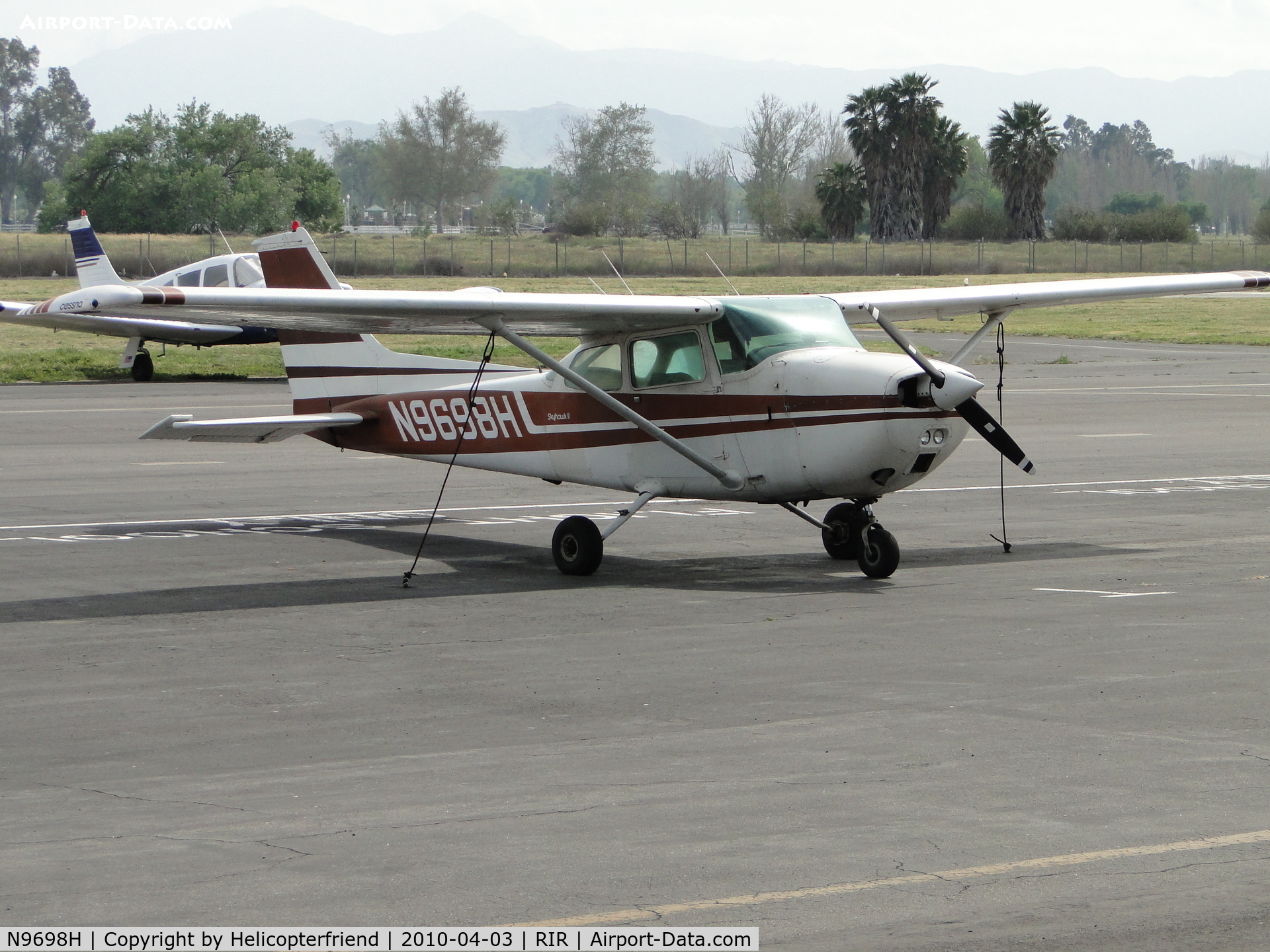 N9698H, 1975 Cessna 172M C/N 17266322, Tied down and waiting