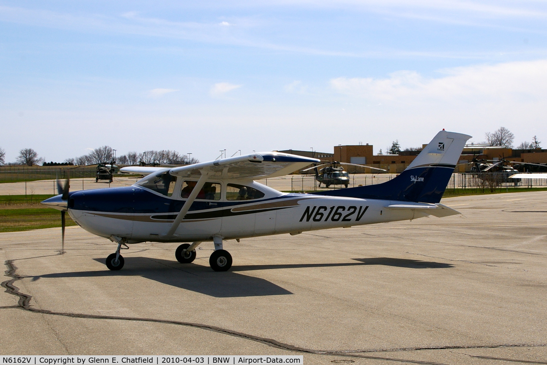 N6162V, 2004 Cessna 182T Skylane C/N 18281373, Taxiing for departure
