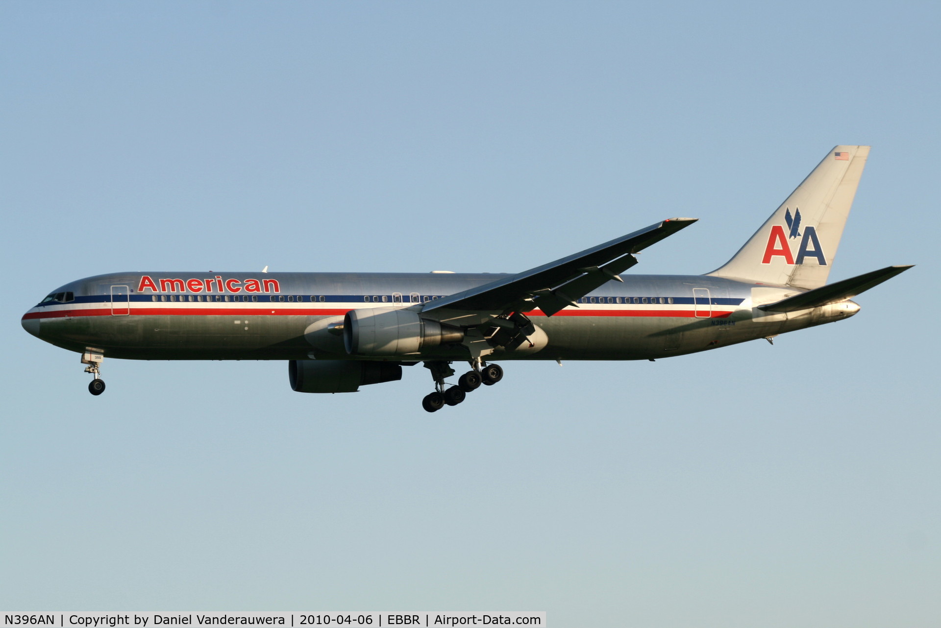 N396AN, 1999 Boeing 767-323/ER C/N 29603, Arrival of flight AA088 to RWY 25L