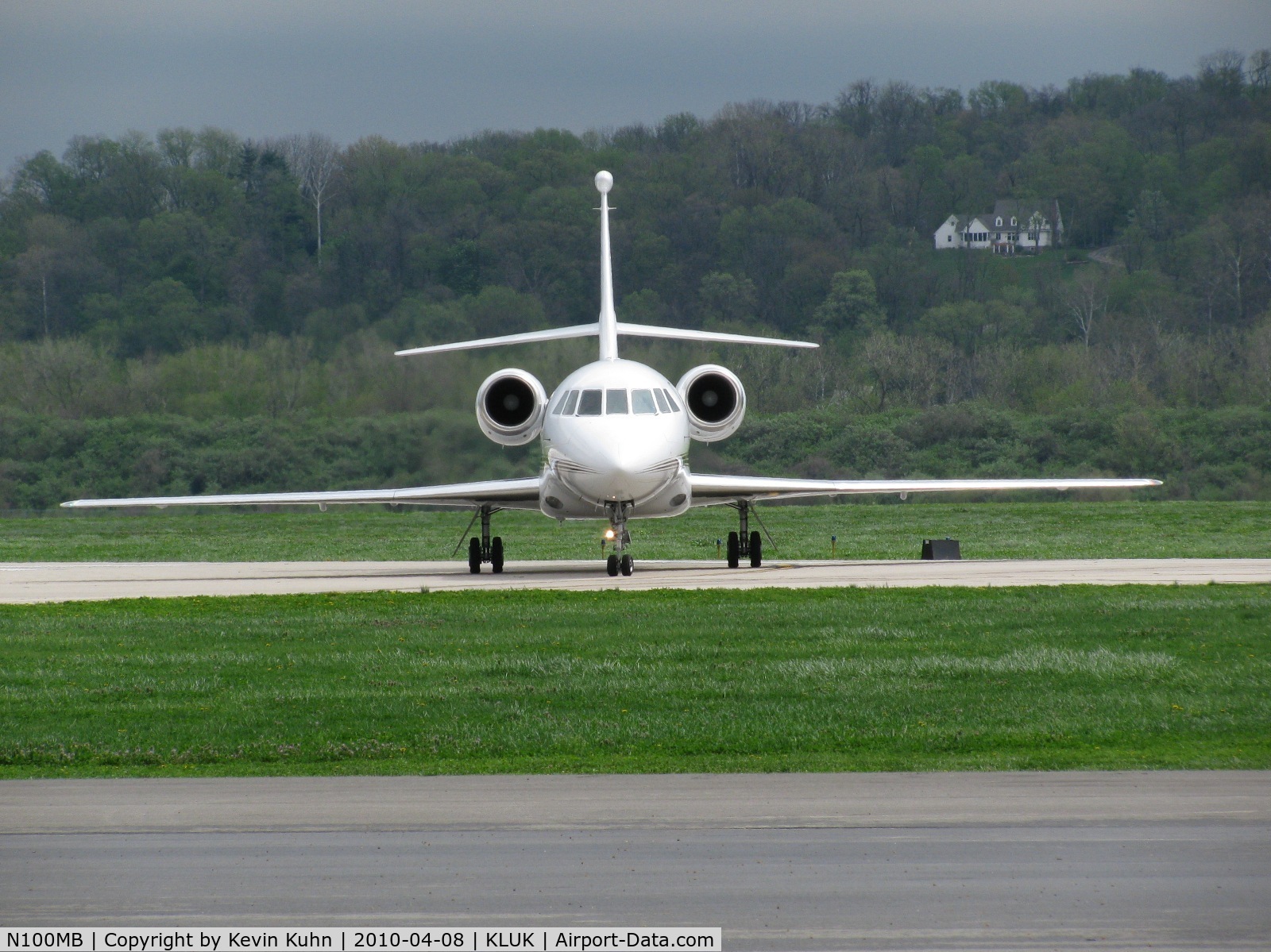 N100MB, 2005 Dassault Falcon 2000EX C/N 60, Falcon from the front