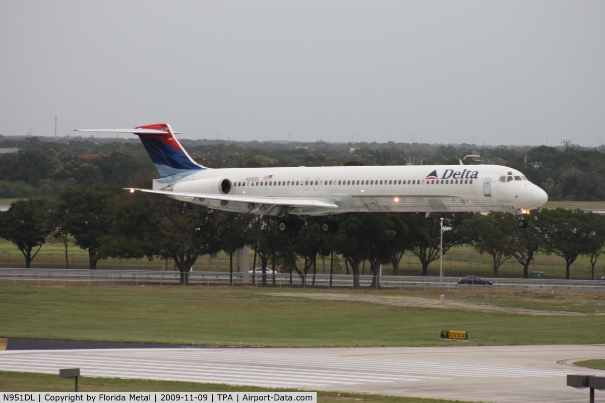 N951DL, 1990 McDonnell Douglas MD-88 C/N 49882, Delta MD-88