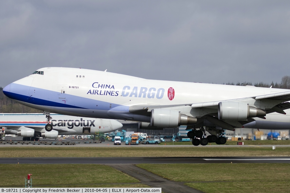 B-18721, 2005 Boeing 747-409F/SCD C/N 33738, moments prior touchdown