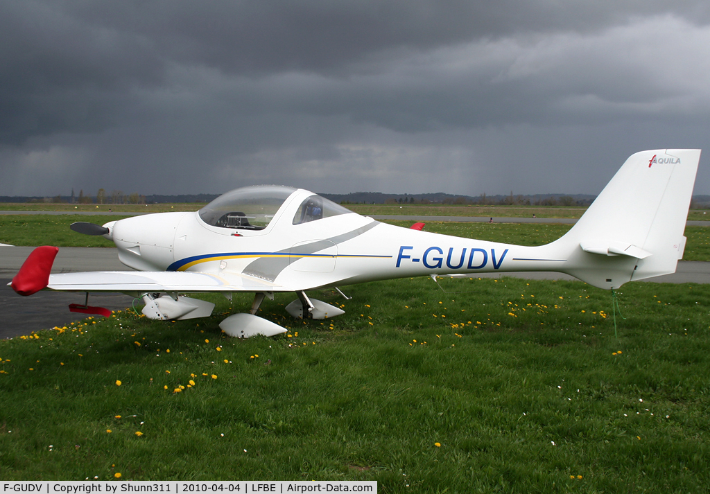 F-GUDV, Aquila A210 (AT01) C/N AT01-131, At the Airclub...