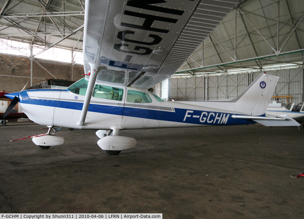 F-GCHM, Reims F172N Skyhawk C/N 1913, Hangared...
