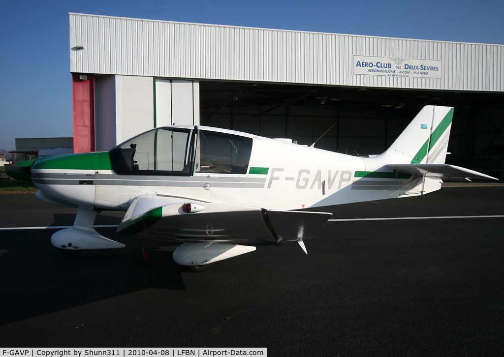 F-GAVP, Robin DR 400 2+2 C/N 1275, Waiting a new light flight...