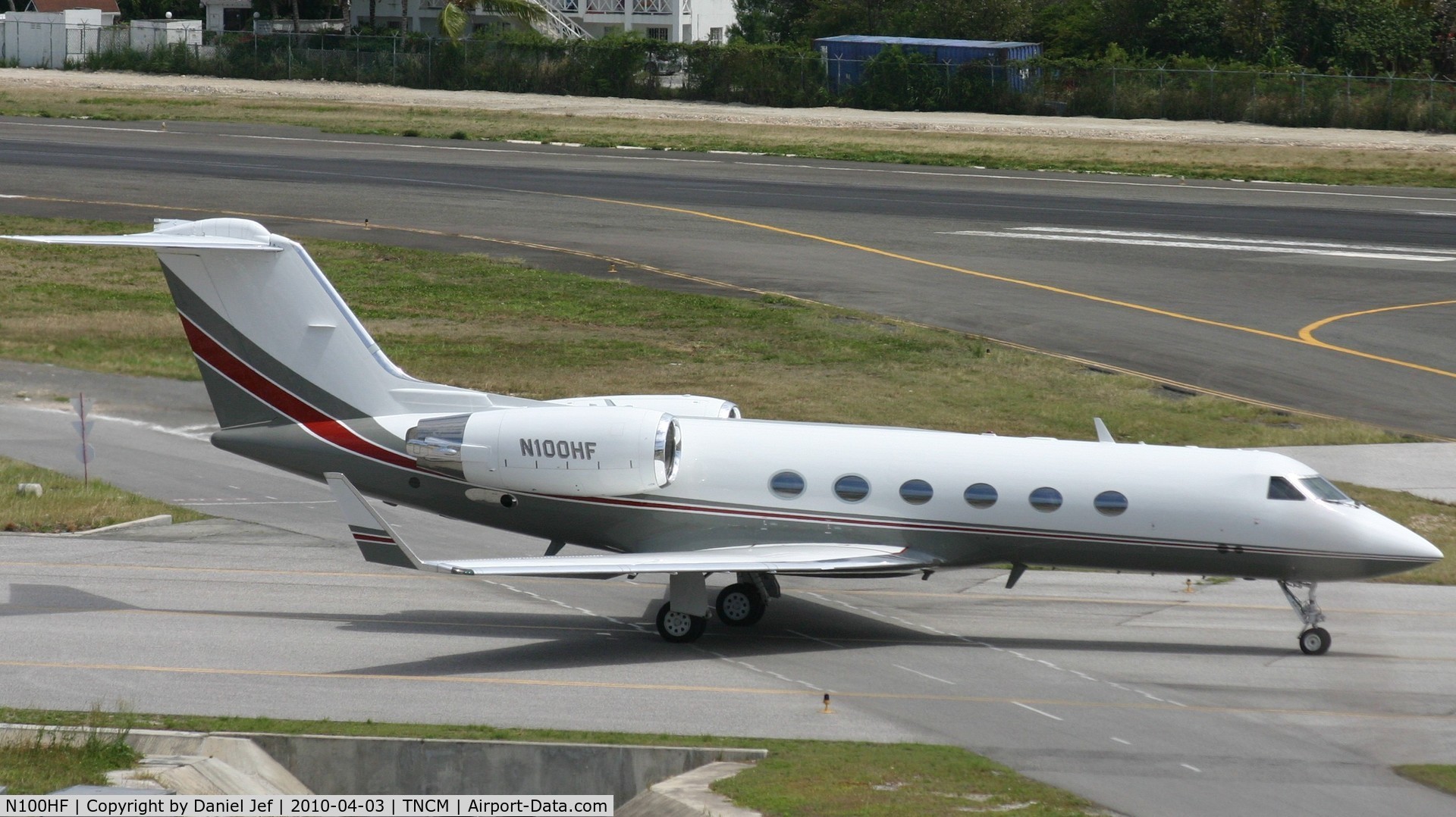 N100HF, 1998 Gulfstream Aerospace G-IV C/N 1338, N100HF taxing on the bypass for the holding point Alpha