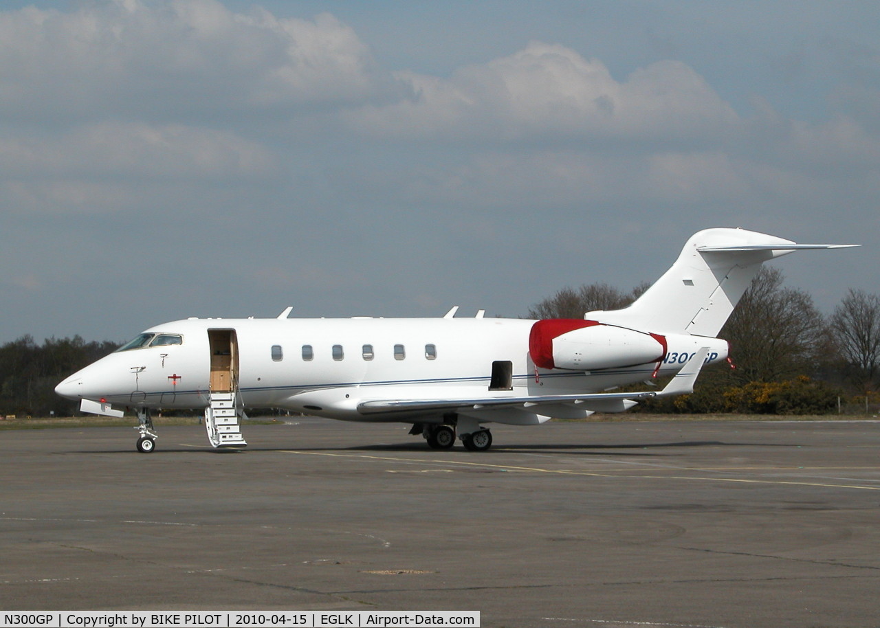 N300GP, Bombardier Challenger 300 (BD-100-1A10) C/N 20253, VISITING CHALLENGER GETTING THE COVERS PUT ON