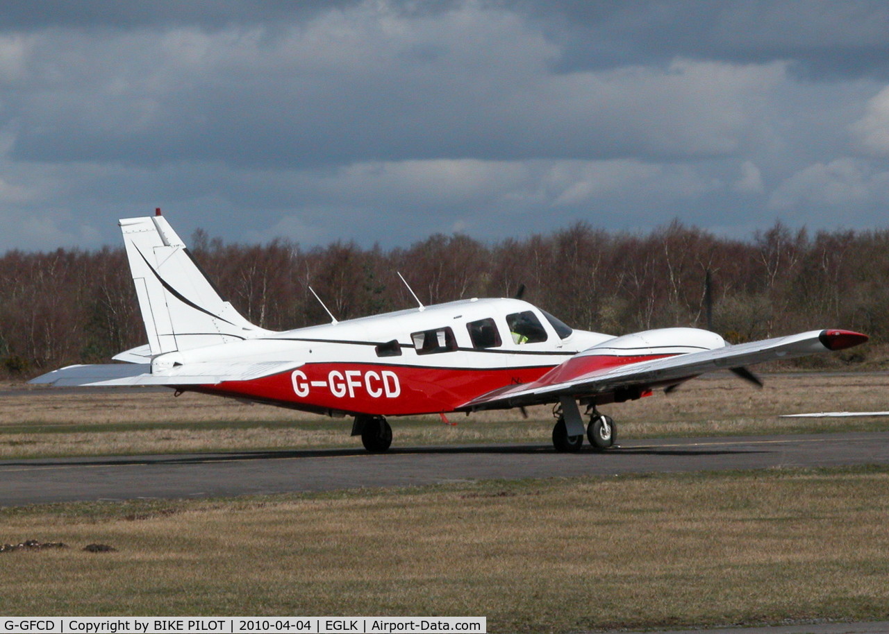 G-GFCD, 1981 Piper PA-34-220T Seneca III C/N 34-8133073, TAXYING PAST THE CAFE