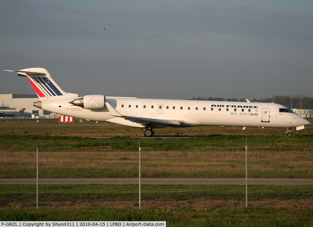 F-GRZL, 2006 Bombardier CRJ-700 (CL-600-2C10) Regional Jet C/N 10245, Taxiing holding point rwy 14L for departure with new logo...