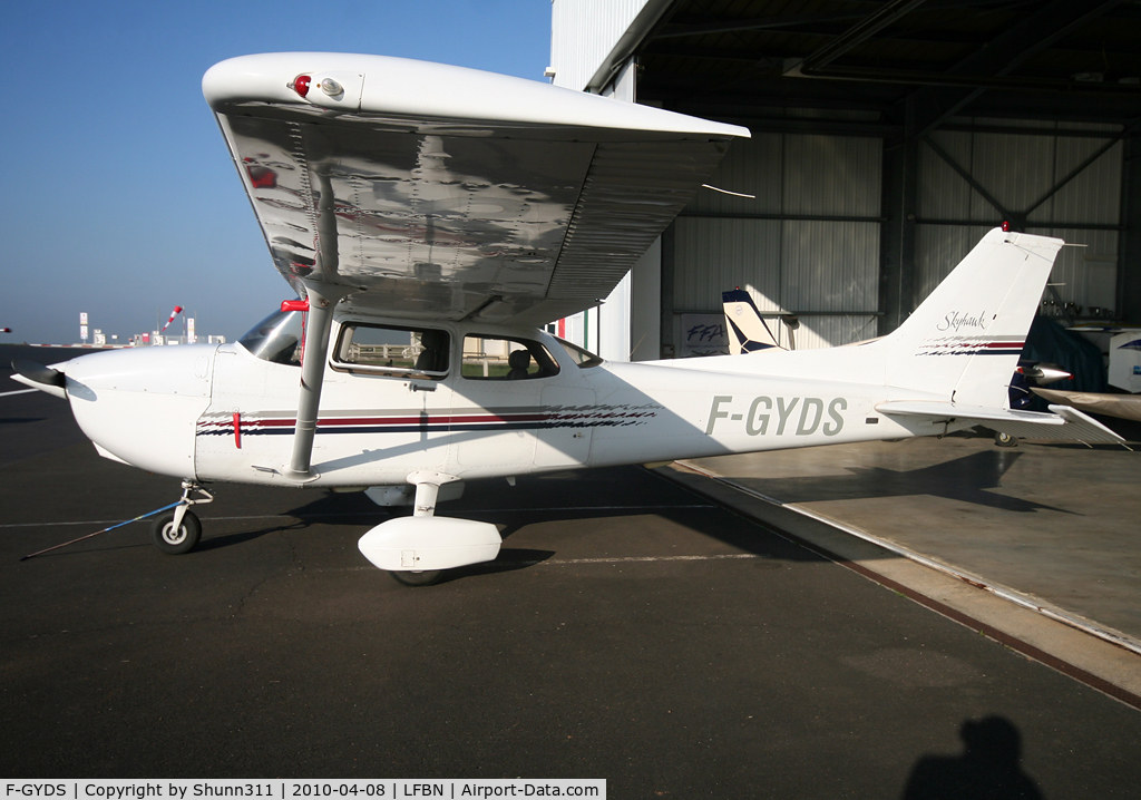 F-GYDS, Cessna 172R C/N 396072, Parked in front the Airclub...