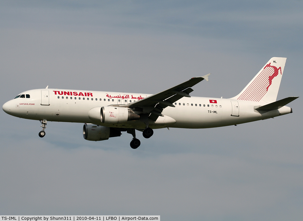 TS-IML, 1999 Airbus A320-211 C/N 0958, Landing rwy 32L