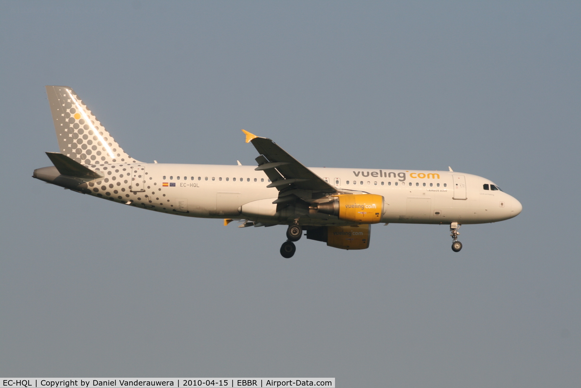 EC-HQL, 2001 Airbus A320-214 C/N 1461, Arrival of flight VY8920 to RWY 02