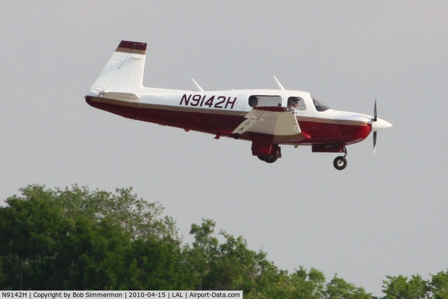 N9142H, 1996 Mooney M20J 201 C/N 24-3381, Arriving at Lakeland, FL during Sun N Fun 2010.