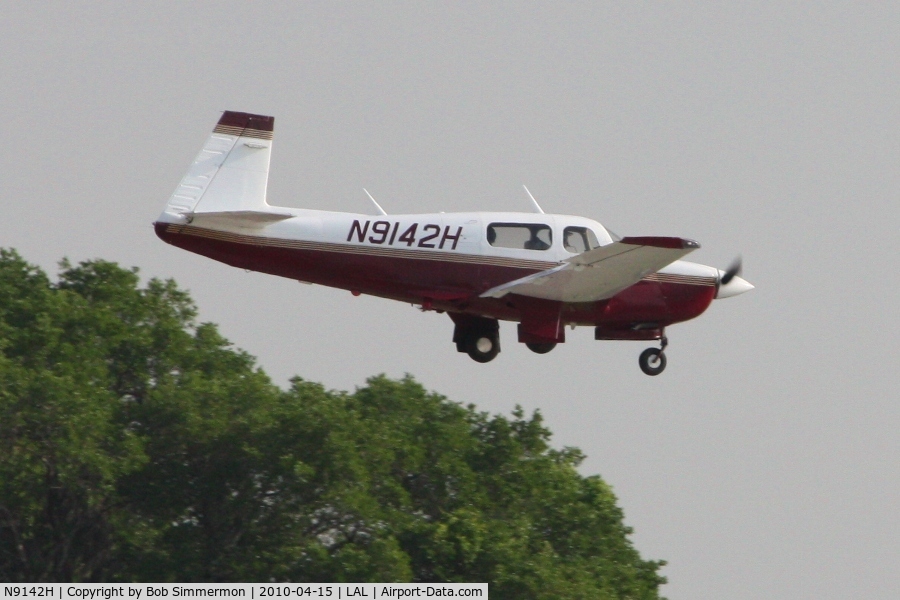 N9142H, 1996 Mooney M20J 201 C/N 24-3381, Arriving at Lakeland, FL during Sun N Fun 2010.