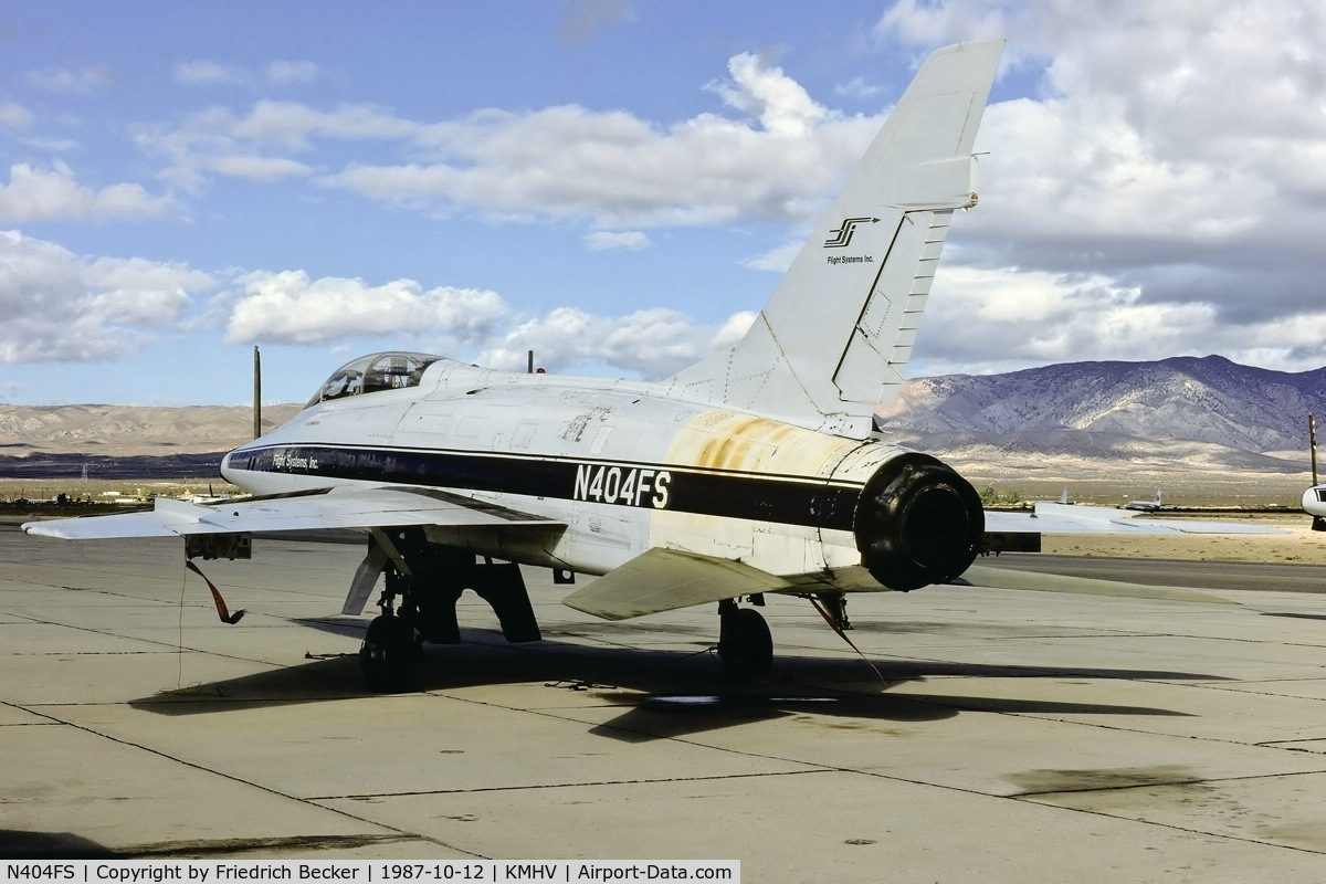 N404FS, North American F-100F C/N 563899, Flight Systems F-100F at Mojave