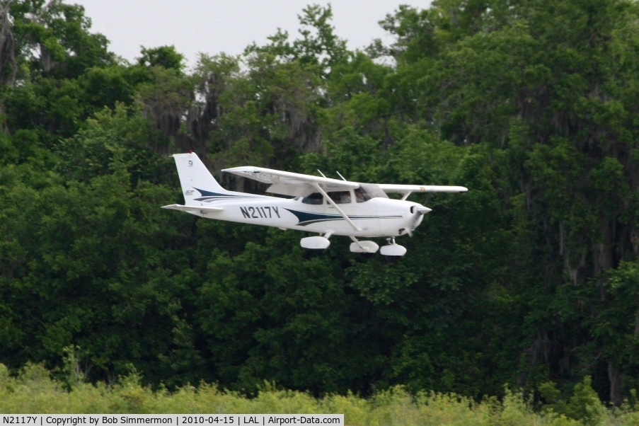 N2117Y, 2004 Cessna 172S C/N 172S9622, Arriving at Lakeland, FL during Sun N Fun 2010.