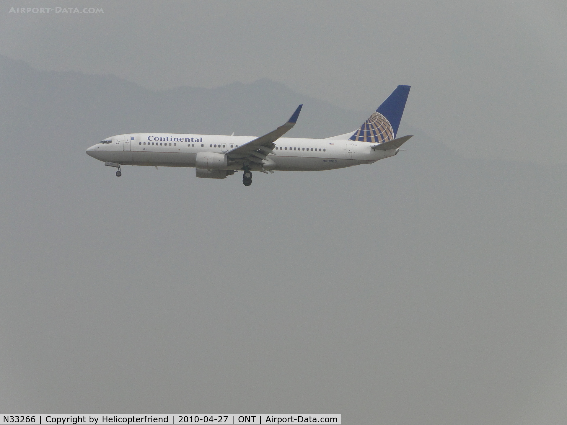 N33266, 2001 Boeing 737-824 C/N 32403, On final to ruway 26R, light fog