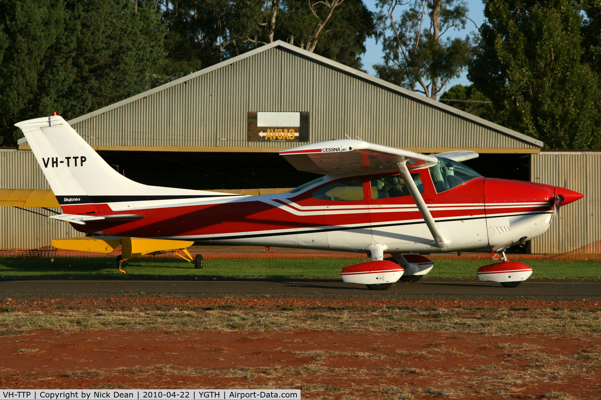 VH-TTP, 1975 Cessna 182P Skylane C/N 18263655, YGTH
