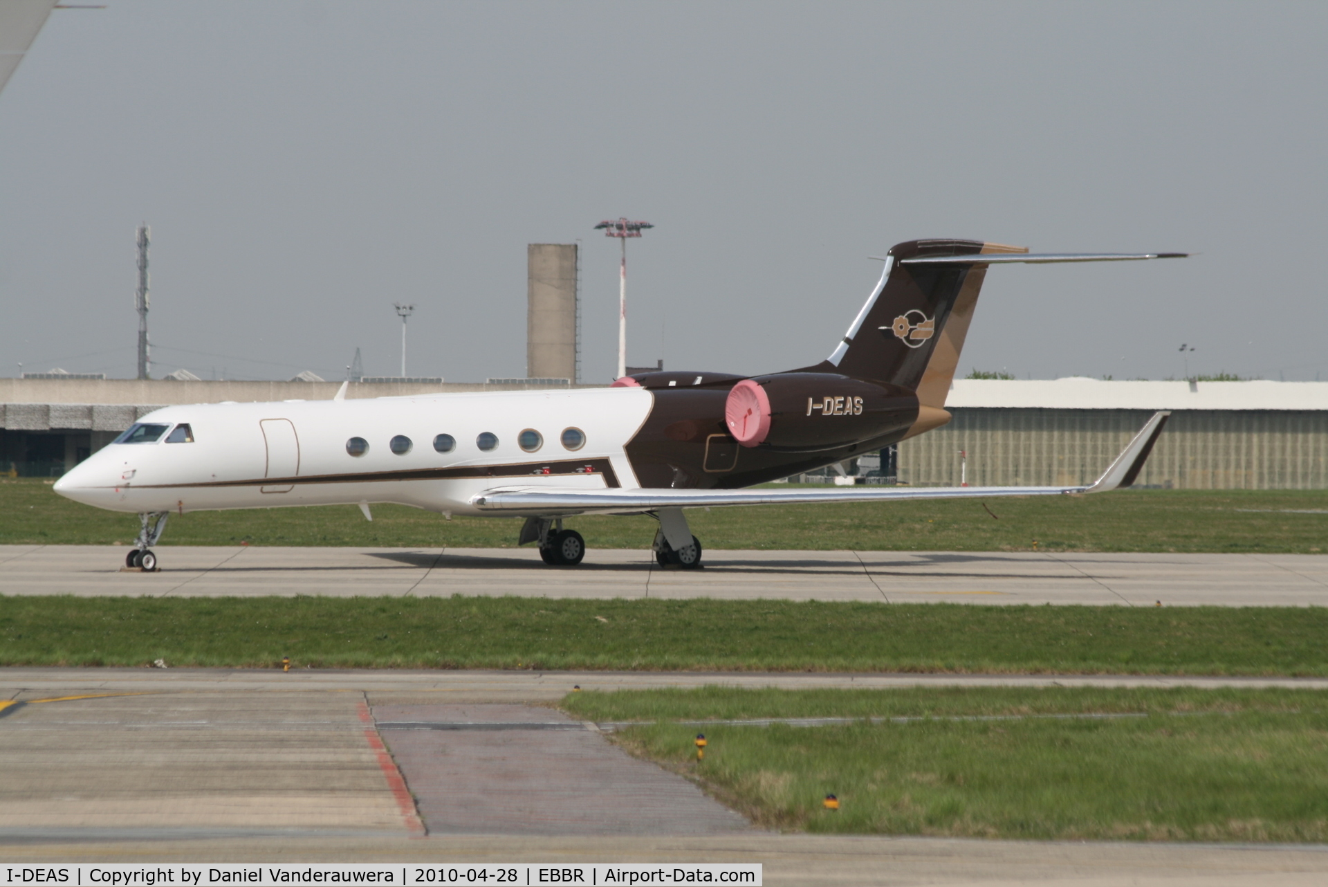 I-DEAS, 2000 Gulfstream Aerospace G-V C/N 593, Parked on G.A. apron