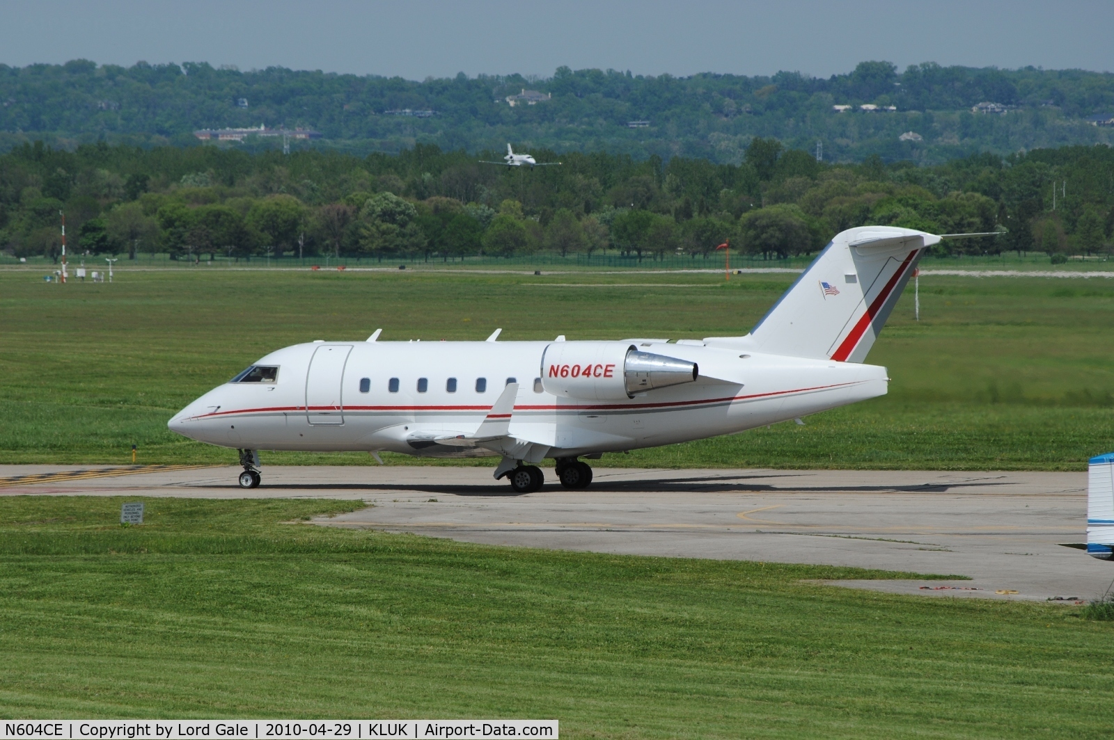 N604CE, 2000 Bombardier Challenger 604 (CL-600-2B16) C/N 5446, Arriving as Reynolds Jet 4108. Citation XLS N145PK on final in the background.