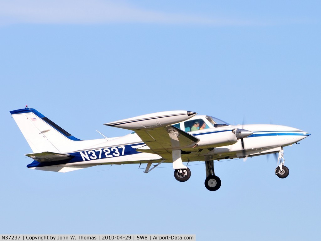 N37237, 1977 Cessna 310R C/N 310R0968, Departing runway 22