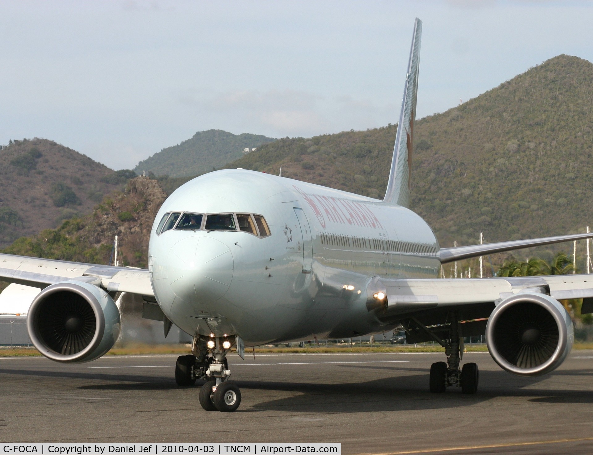 C-FOCA, 1990 Boeing 767-375/ER C/N 24575, Air canada turning around on the active for parking