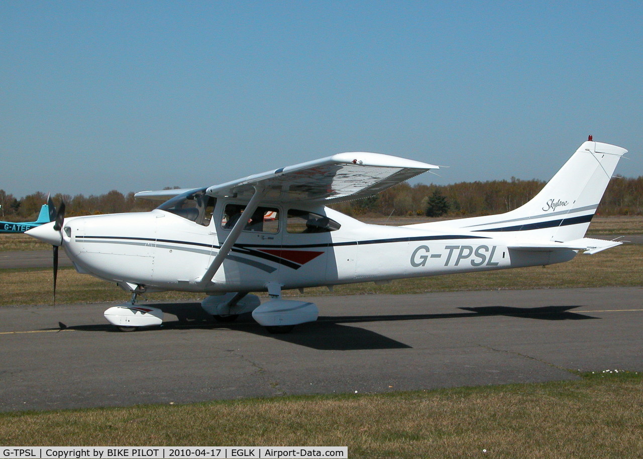G-TPSL, 1998 Cessna 182S Skylane C/N 18280398, TAXYING PAST THE CAFE