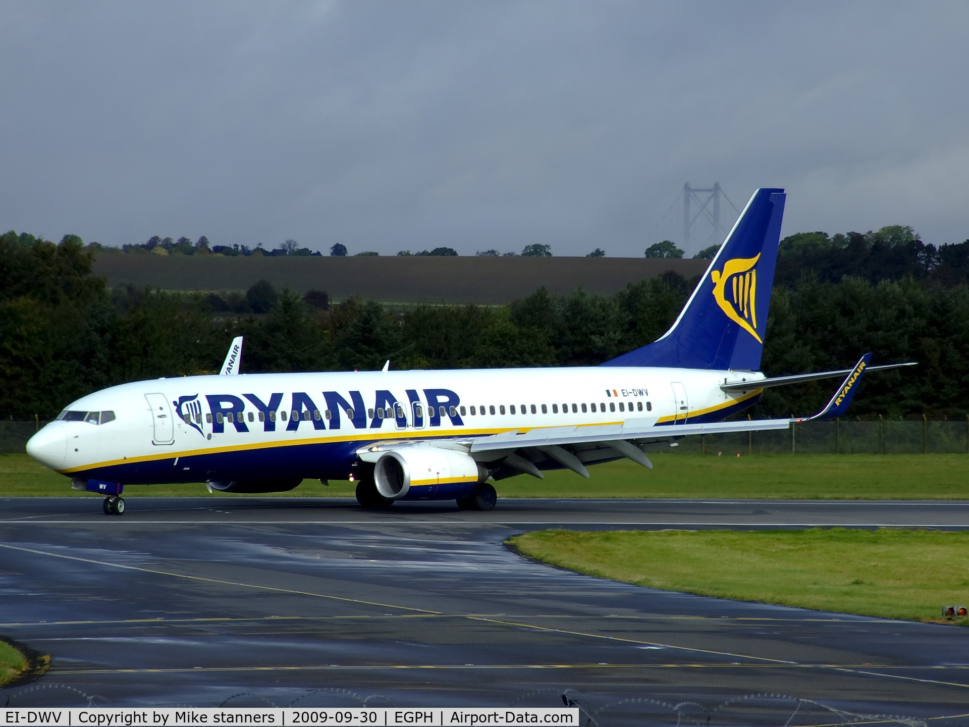 EI-DWV, 2008 Boeing 737-8AS C/N 33627, Ryanair B737 Arrives on runway 24 at EDI