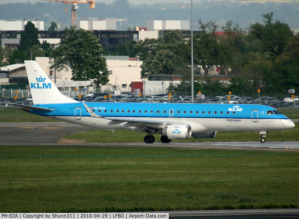 PH-EZA, 2008 Embraer 190LR (ERJ-190-100LR) C/N 19000224, Lining up rwy 14L for departure...