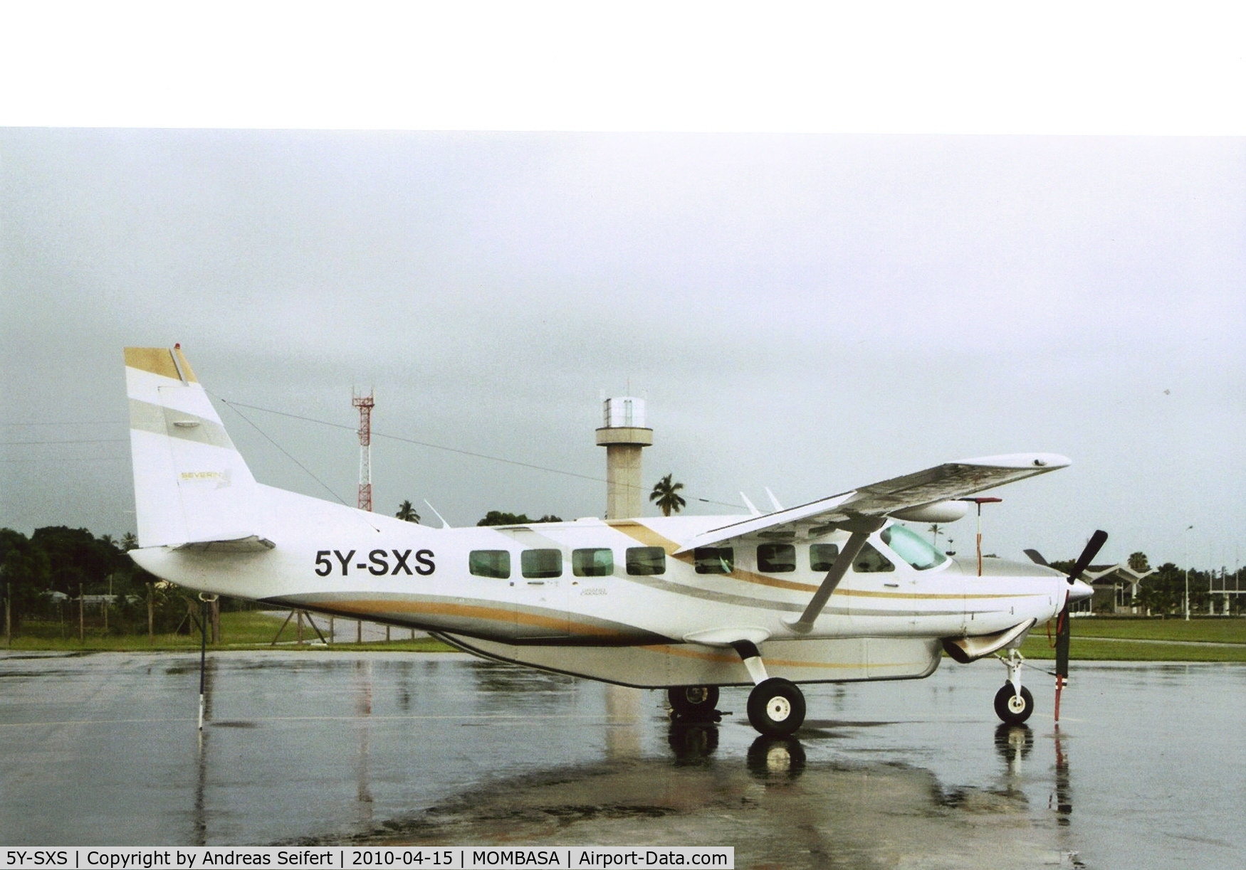 5Y-SXS, 2009 Cessna 208 Caravan 1 C/N 208B-2108, Mombasa Airport 15.4.2010