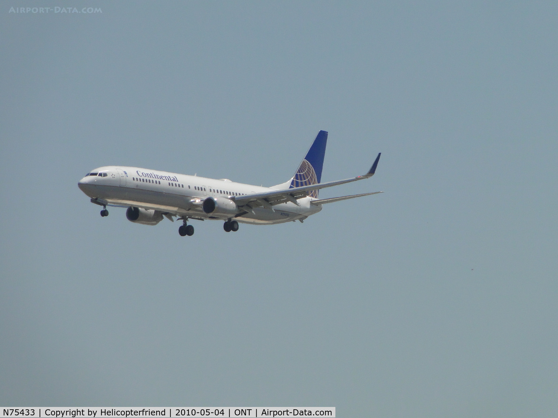 N75433, 2009 Boeing 737-924/ER C/N 33527, Final approach to runway 26R