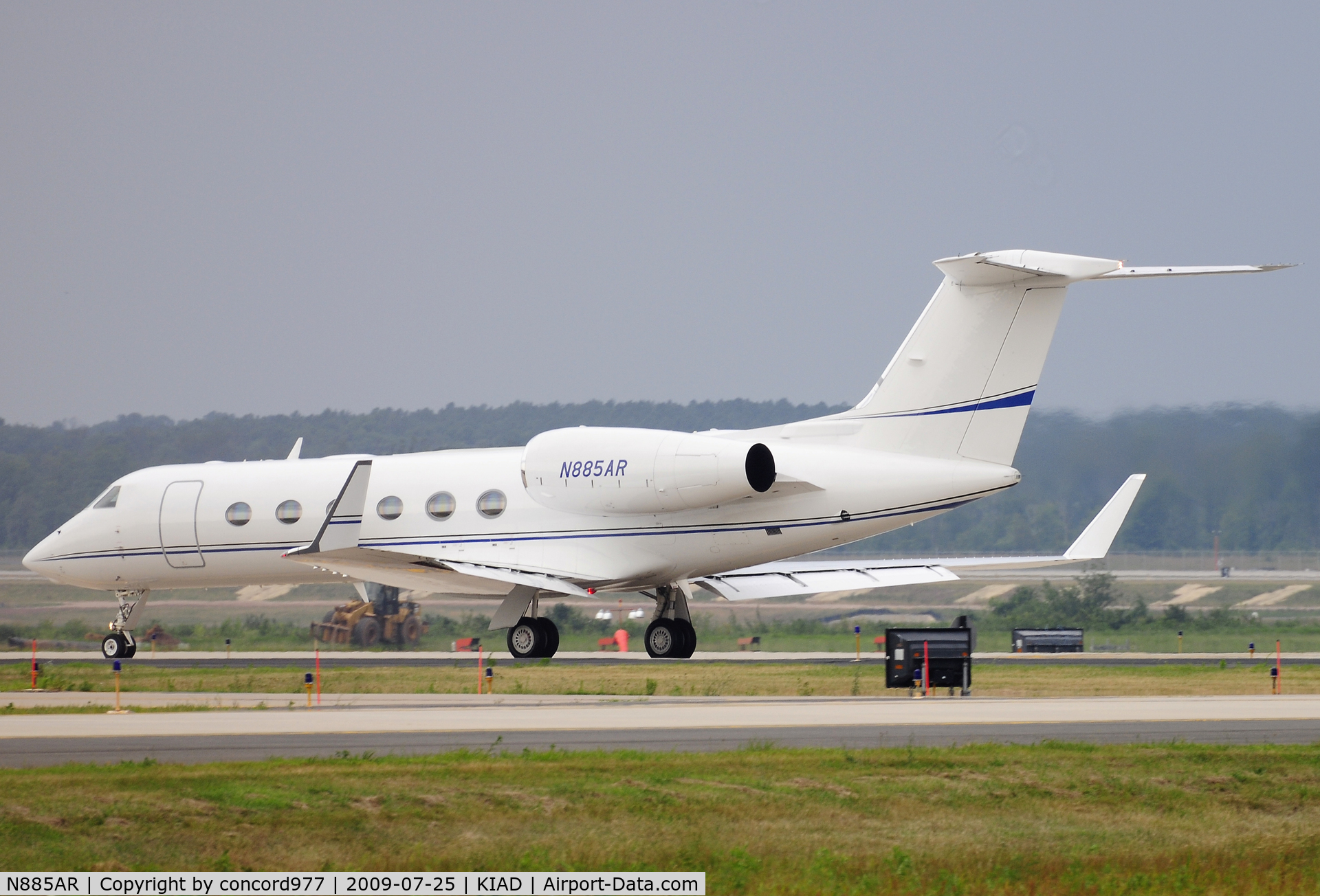 N885AR, 2004 Gulfstream Aerospace GIV-X (G450) C/N 4009, Seen at KIAD on 7/25/2009.