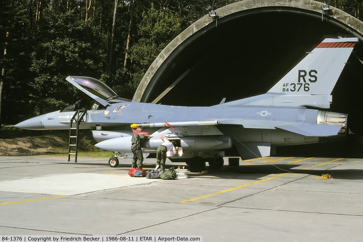 84-1376, 1984 General Dynamics F-16C Fighting Falcon C/N 5C-158, The pilot is doing his paperwork, while the crew chief unloads the baggage container.