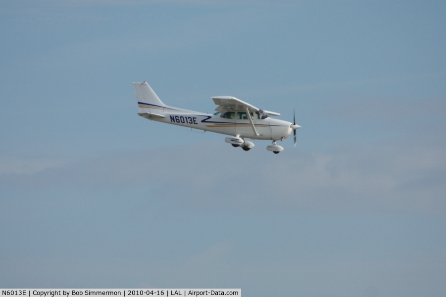 N6013E, 1978 Cessna 172N C/N 17271983, Arriving at Lakeland, FL during Sun N Fun 2010.