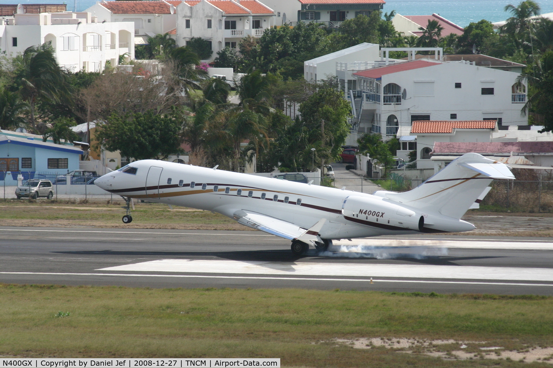 N400GX, 1999 Bombardier BD-700-1A10 Global Express C/N 9037, N400GX landing at TNCM runway 10