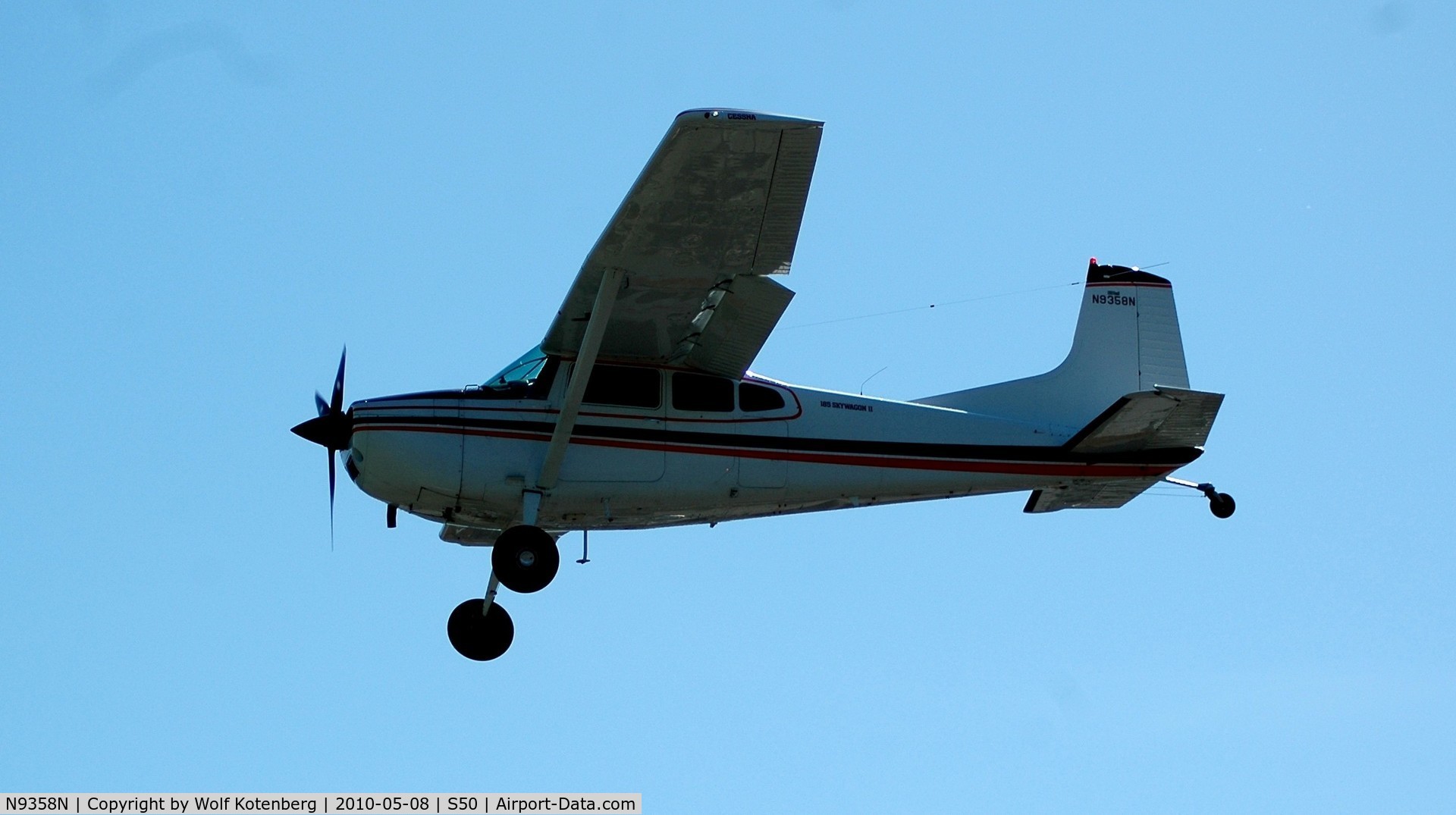 N9358N, 1981 Cessna A185F Skywagon 185 C/N 18504339, dropping in